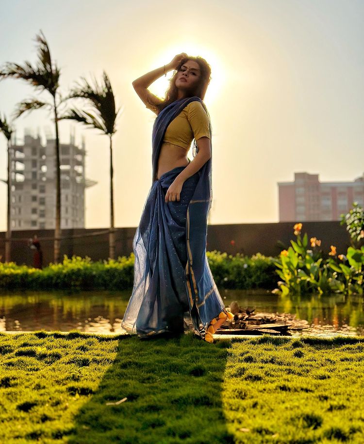 Avneet Kaur flaunts curvaceous midriff in saree, looks irresistible like never before 775429