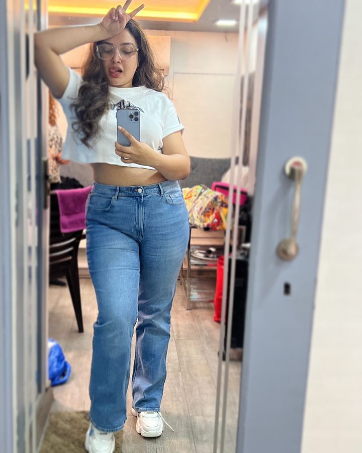 Bhojpuri babe Aamrapali Dubey melts hearts in white crop top and denims, we love it 776987
