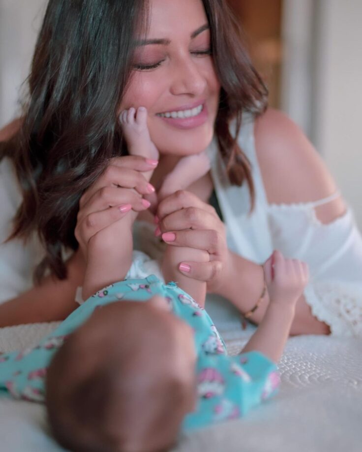 Bipasha Basu Drops An Adorable Pic With Her Daughter Devi, See Beautiful Moment 767540