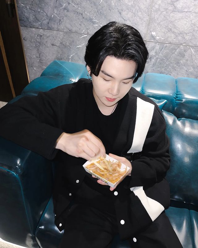 Check Out: BTS Suga Looks Dapper In A Black And White Outfit While Eating French Fries 778308