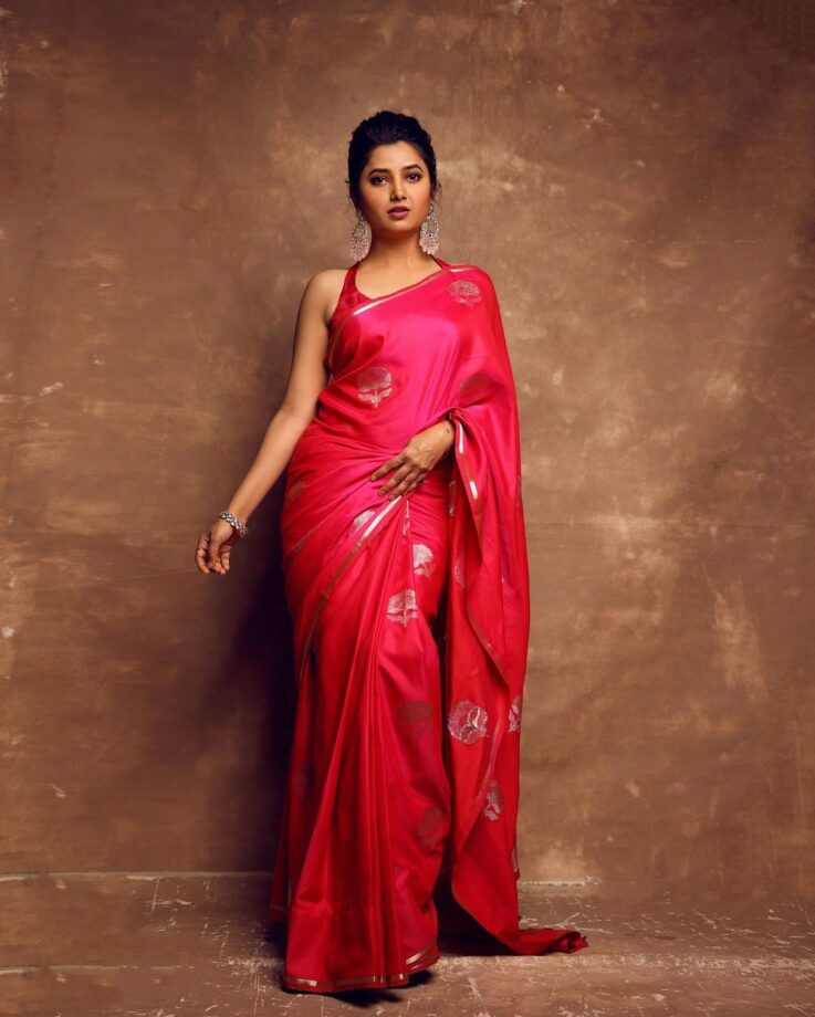 Check Out: Prajakta Mali Looks Gorgeous In Pink Silk Saree 776934