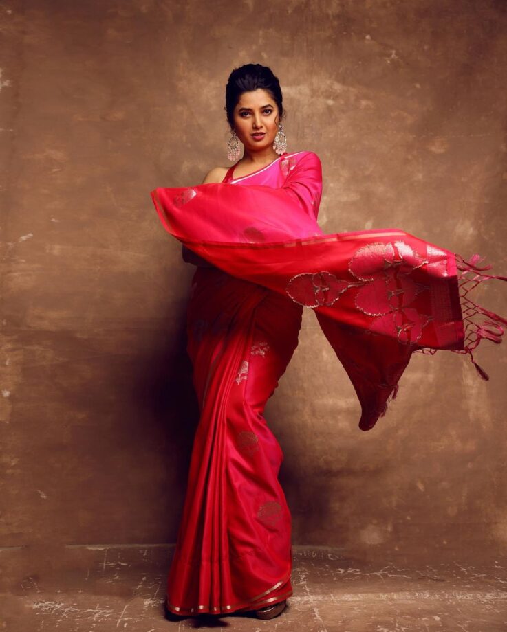 Check Out: Prajakta Mali Looks Gorgeous In Pink Silk Saree 776935