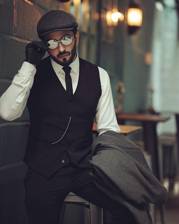 Dheeraj Dhoopar shines bright in latest photoshoot, we can't keep calm 768414