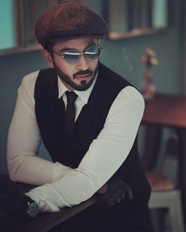 Dheeraj Dhoopar shines bright in latest photoshoot, we can't keep calm 768417
