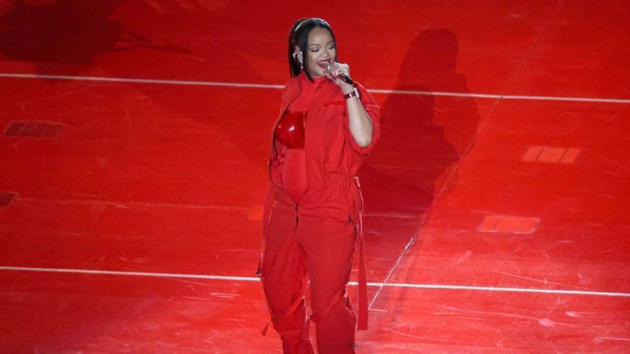 Good News: Rihanna reveals about pregnancy at the Super Bowl, internet can't keep calm 771350