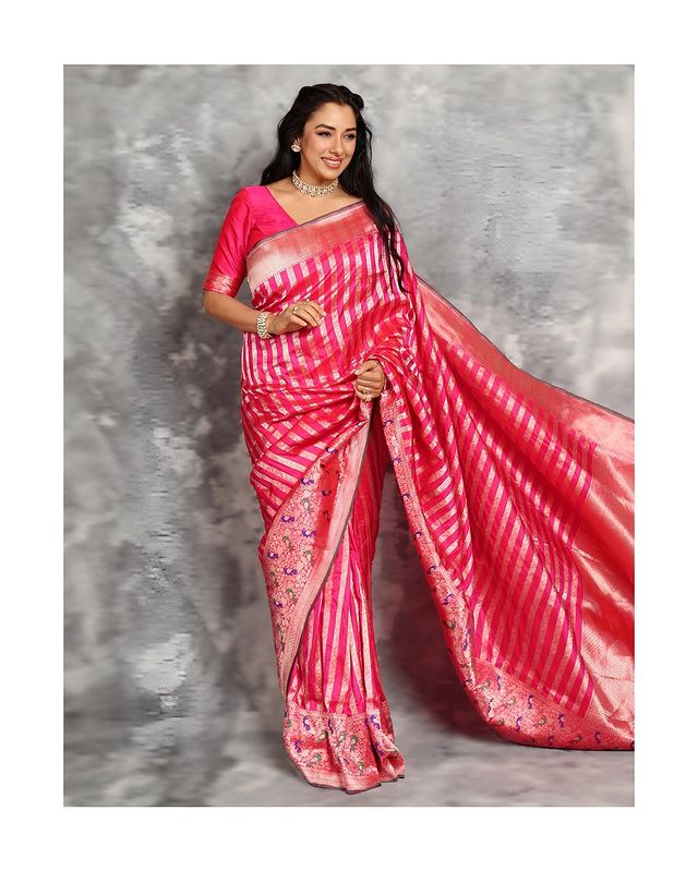 Gorgeous: Rupali Ganguly looks resplendent in pink six yards 777430