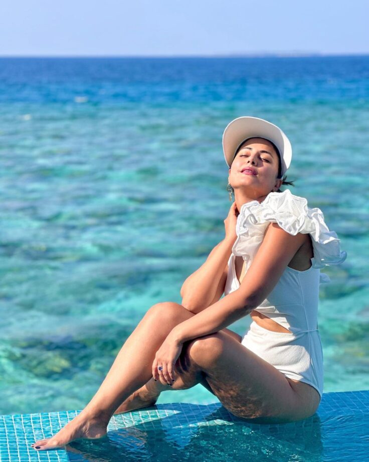 Hina Khan is all about 'peaceful' vibes at Maldives, check out 771701
