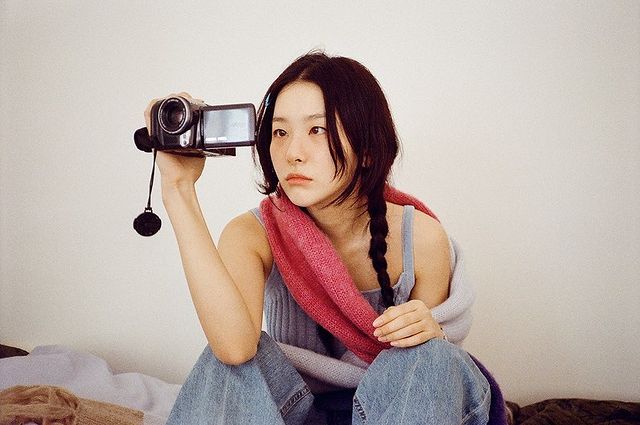 In Pics: Red Velvet's Seulgi Shares Pictures Of Herself In Grey Top With Denim 771938