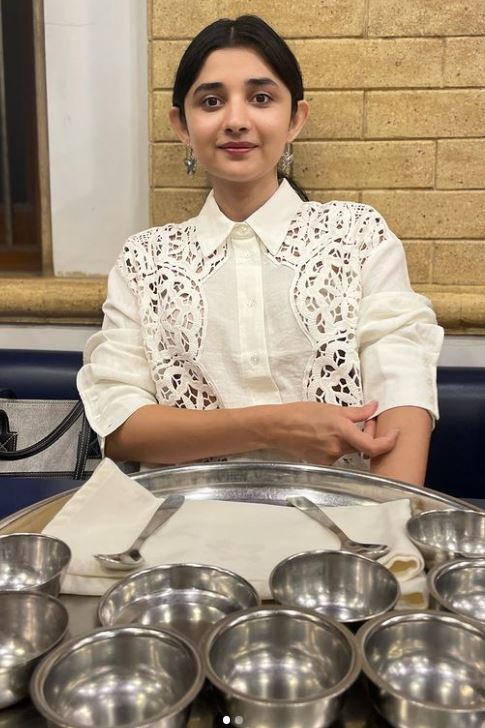 Kanika Mann Shows Her Glowing Face As She Eats Her Delicious Thali 768279