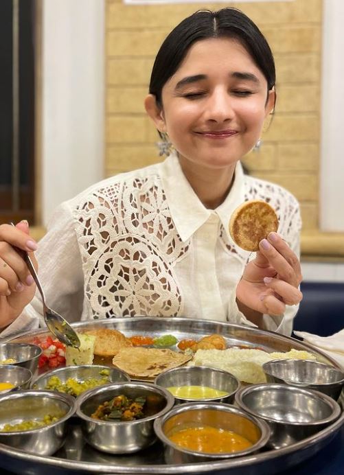 Kanika Mann Shows Her Glowing Face As She Eats Her Delicious Thali 768278