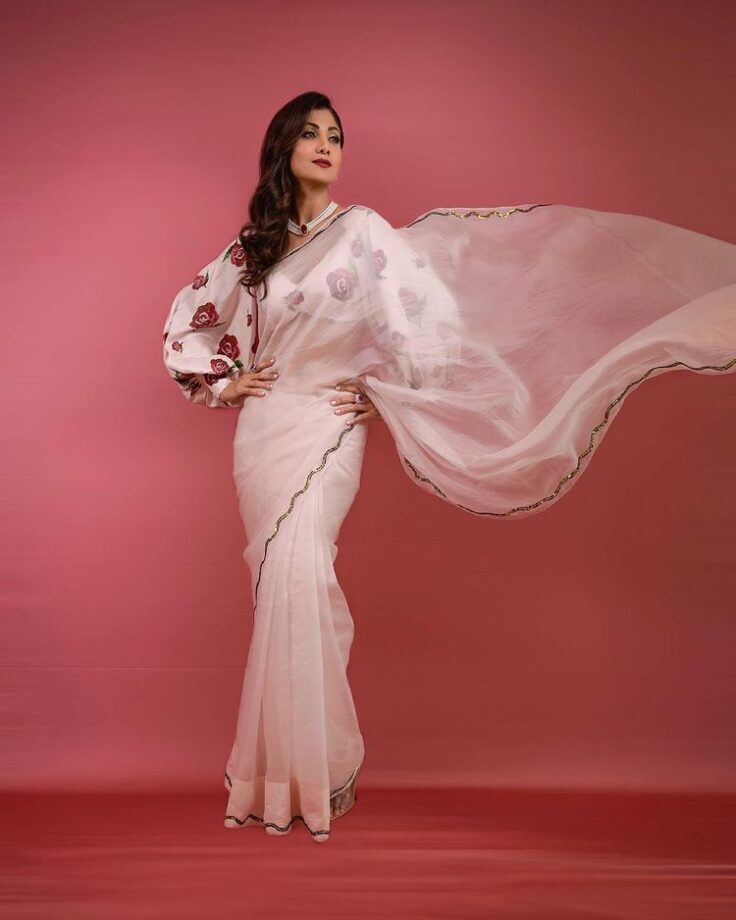 Kareena Kapoor VS Shilpa Shetty; Who Is Gorgeous In Organza Saree? 778188