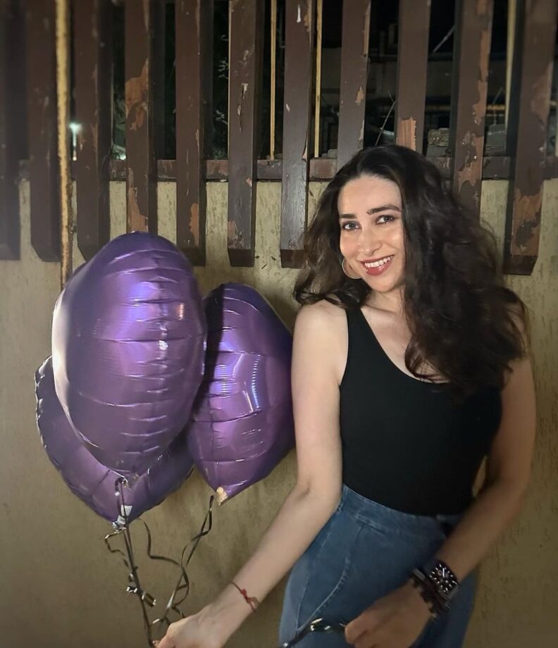 Karisma Kapoor Celebrates Valentine's Day In Black Sleeveless Top And Blue Jeans, See Pics 772372