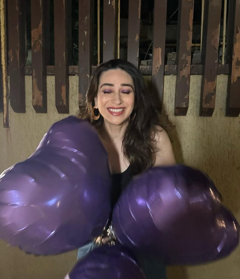 Karisma Kapoor Celebrates Valentine's Day In Black Sleeveless Top And Blue Jeans, See Pics 772369