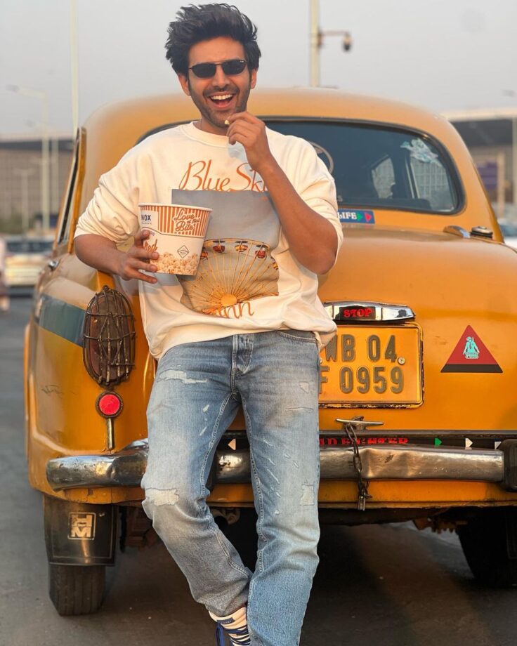 Kartik Aaryan Looks Uber Cool In A Yellow Printed T-shirt And Blue Jeans; Check Now! 772817