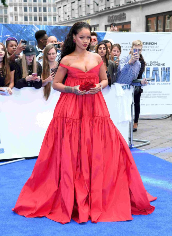 Kim Kardashian VS Rihanna: Whose Risk-Taking Gown Is Jaw-Dropping? 772943