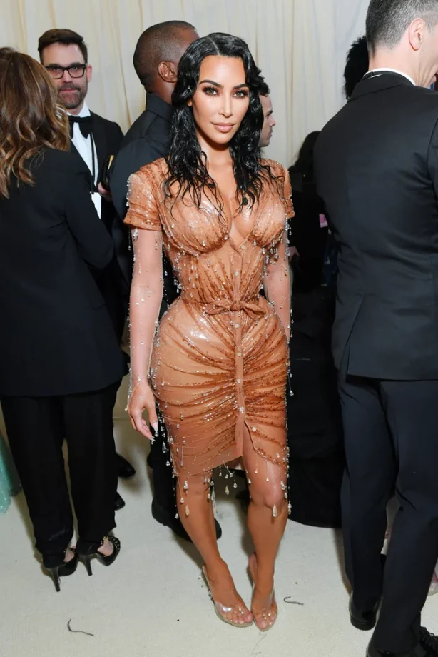 Kim Kardashian VS Rihanna: Whose Risk-Taking Gown Is Jaw-Dropping? 772932