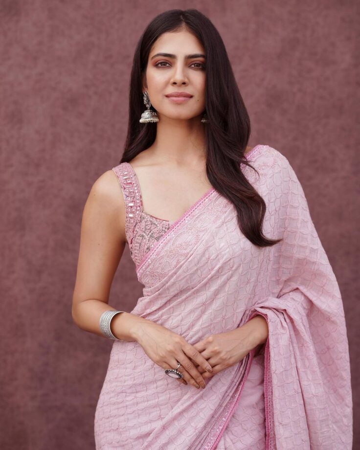 Malavika Mohanan Looks Drop-dead Gorgeous In Pink Checked Pattern Saree, See Pics 769494
