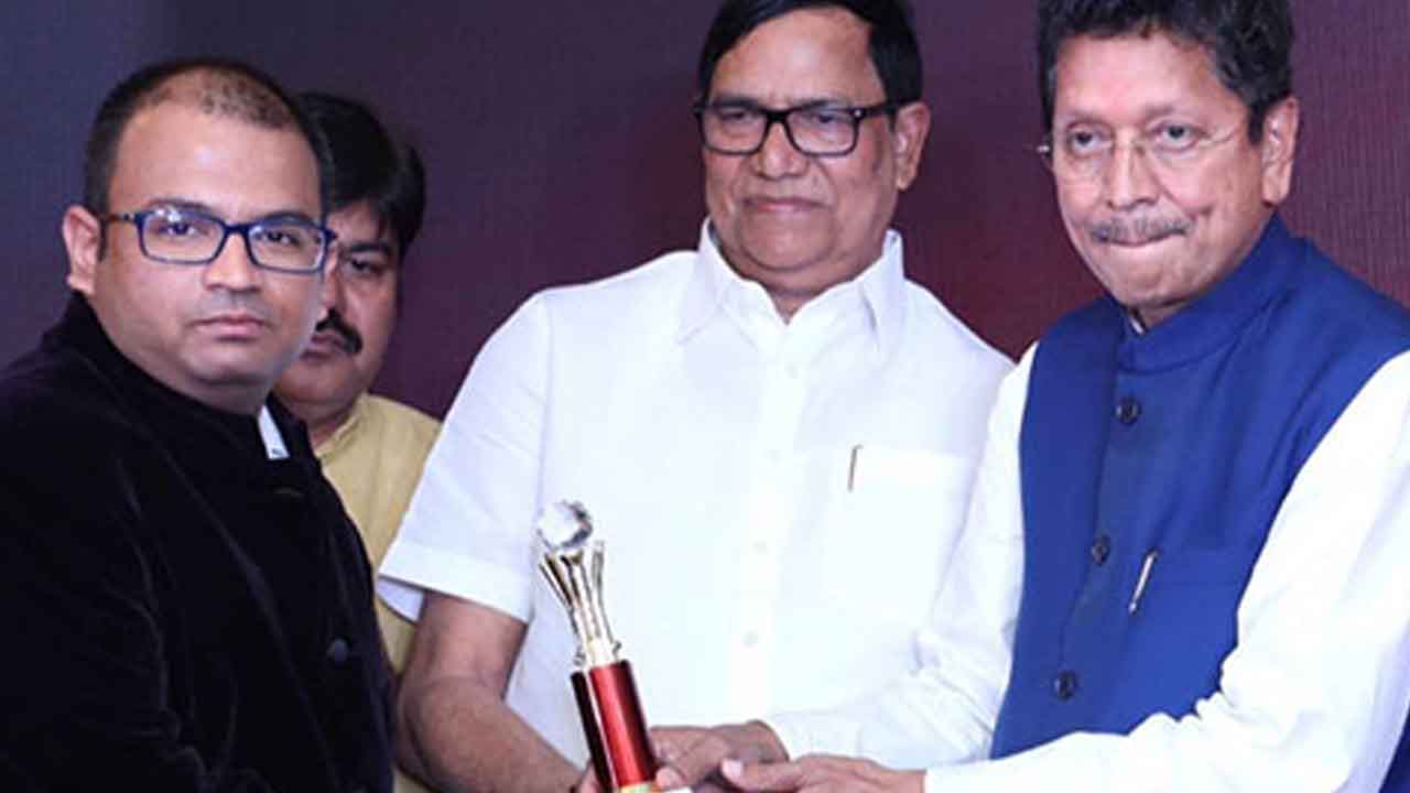 Mangal Lodha, the Maharashtra Minister of Tourism, presented Rajeev Kumar with the 