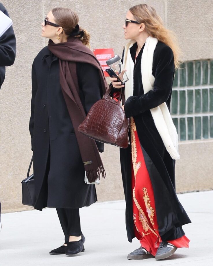Mary-Kate and Ashley Olsen step out in black to get their morning coffee, see pics 774351