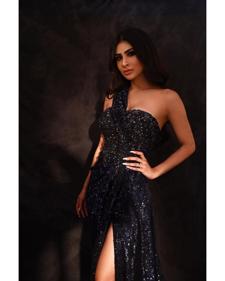 Mouni Roy turns bold in black and glitters 765779