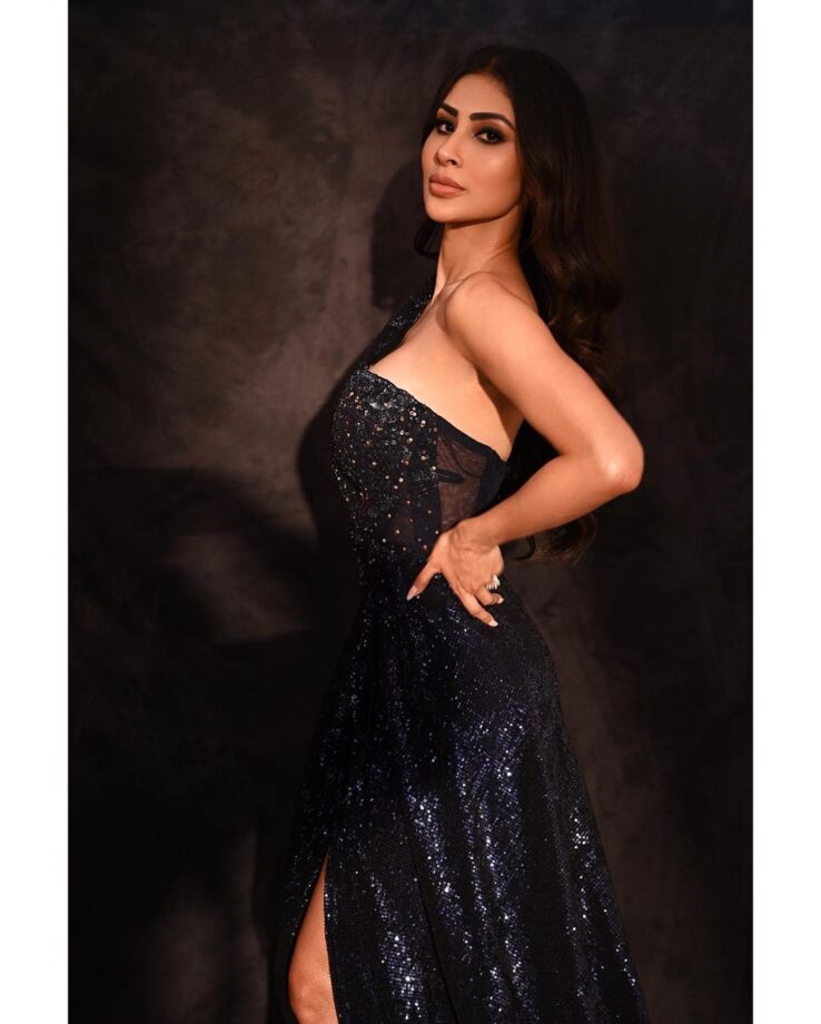 Mouni Roy turns bold in black and glitters 765780