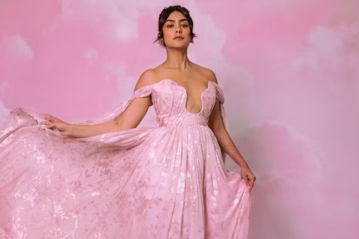 Mrunal Thakur VS Pooja Hegde, Who Is Breathtaking In Pink? 776271