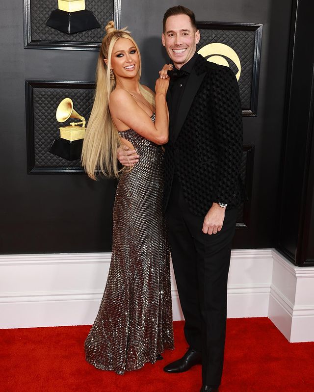 Paris Hilton Sparkles In Sequins Dress With Carter Reum At Grammy 2023 Red Carpet 768059
