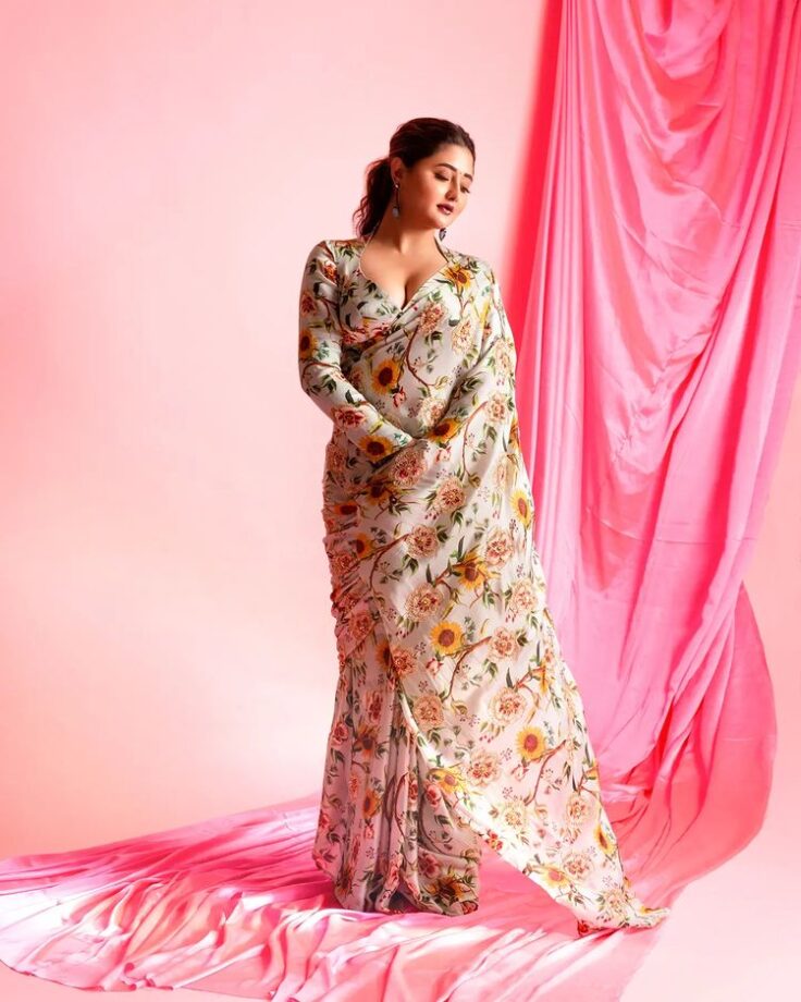 Photodump: Rashami Desai melts hearts in gorgeous floral saree, we love it 777031