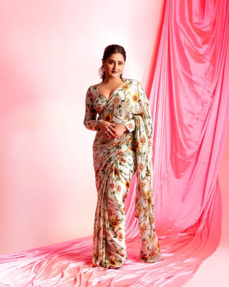 Photodump: Rashami Desai melts hearts in gorgeous floral saree, we love it 777036