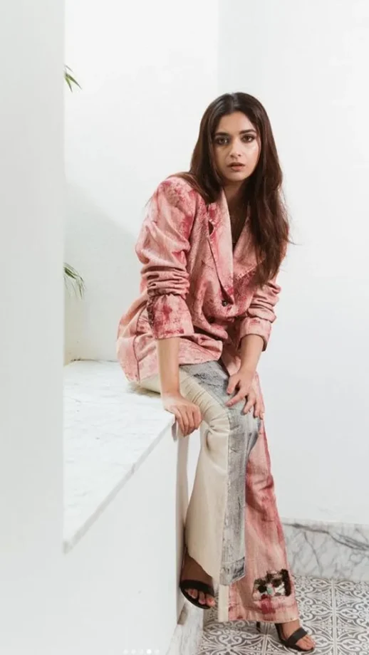 Raashi Khanna VS Keerthy Suresh: Whose Pantsuit Style Looks More Tantalizing? 771374