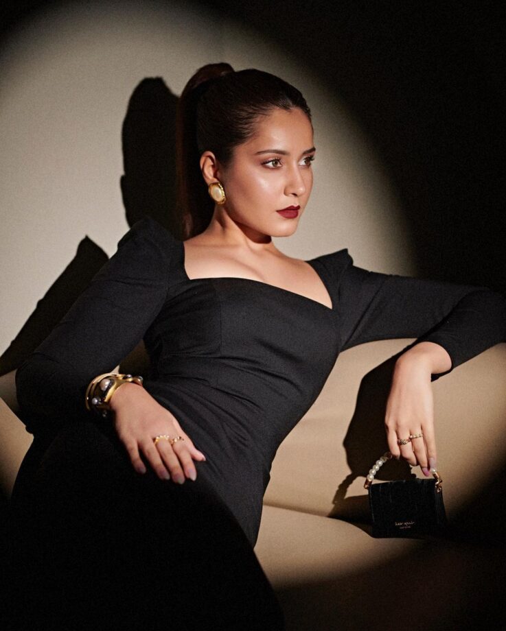 Raashii Khanna Gives Killer Style Pose In Black Bodycon Dress, See Pics 770152