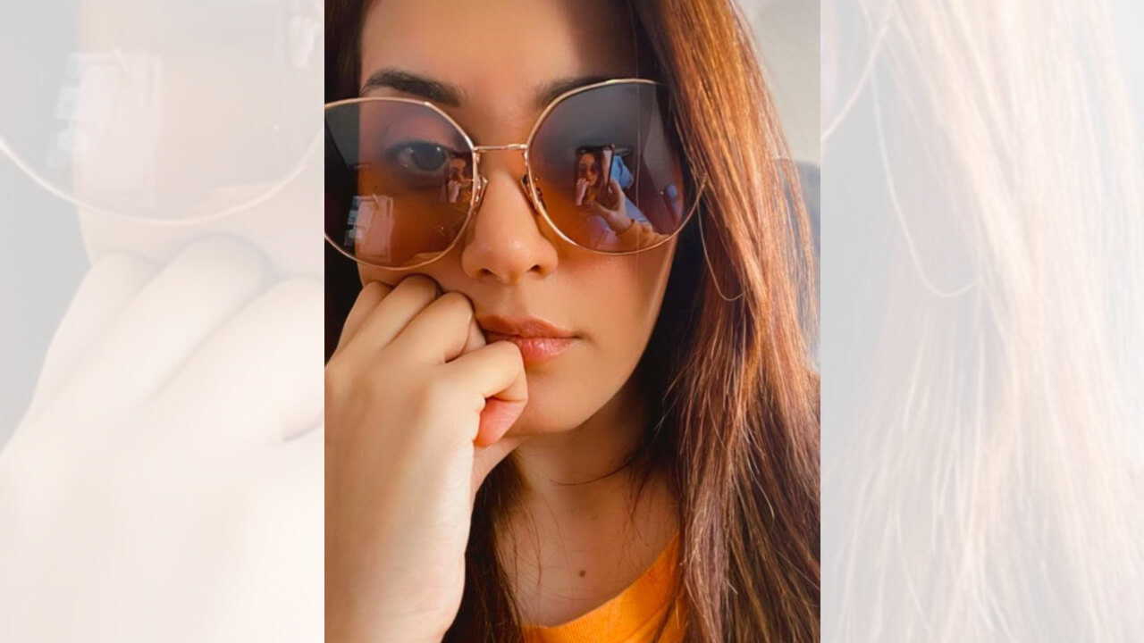 Raashii Khanna Shows Her Sunglasses Selfie Game In Orange Outfit, Check Now! 773017