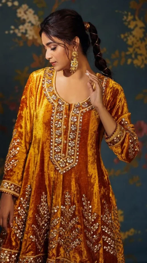 Rashmika Mandanna VS Keerthy Suresh: Who Is Gorgeous In Golden Hue? 773405