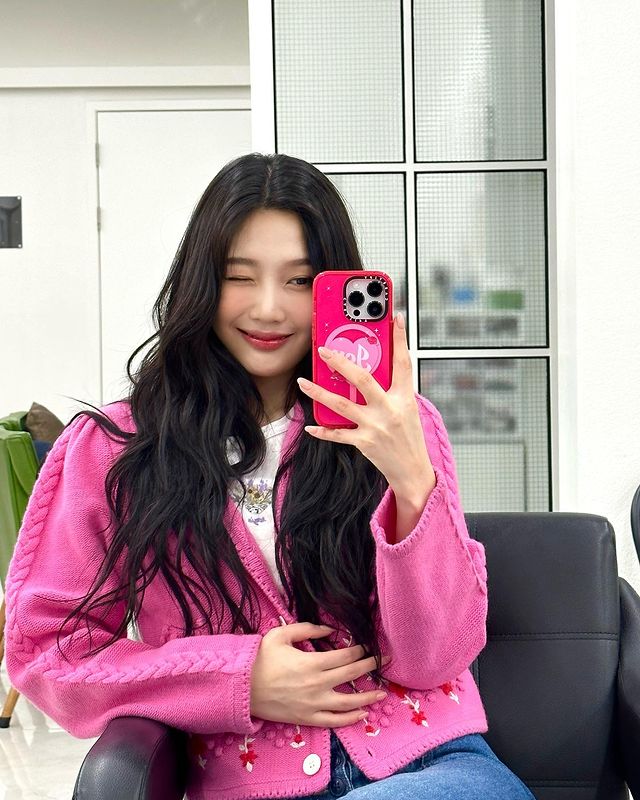 Red Velvet’s Joy gets smeared in pink, see pics 770374