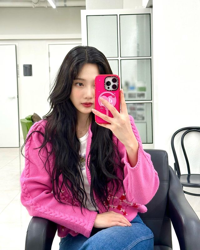 Red Velvet’s Joy gets smeared in pink, see pics 770373
