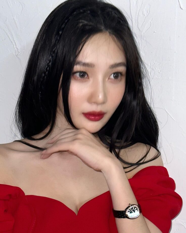Red Velvet's Joy Shows Her Fashion Game In A Red Off-Shoulder Mini Dress, See Pics 774416