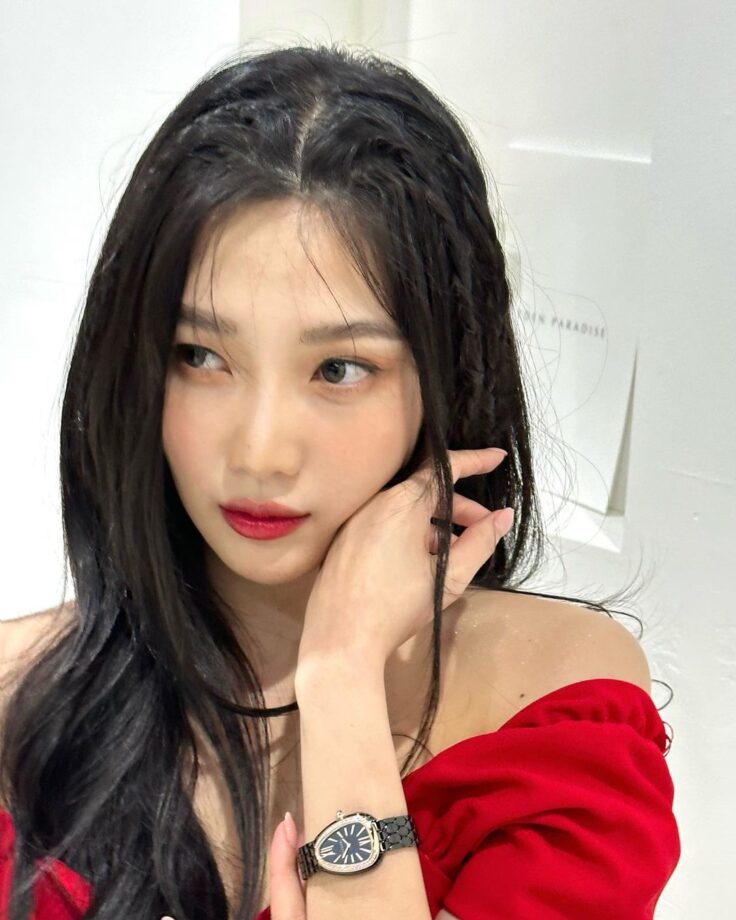 Red Velvet's Joy Shows Her Fashion Game In A Red Off-Shoulder Mini Dress, See Pics 774415