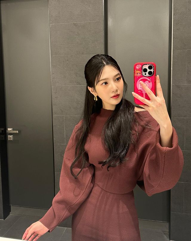 Red Velvet's Joy Shows Her Mirror Selfie Game In A Brown Outfit, See Pics 776344