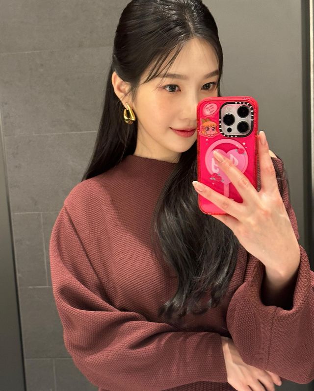 Red Velvet's Joy Shows Her Mirror Selfie Game In A Brown Outfit, See Pics 776345