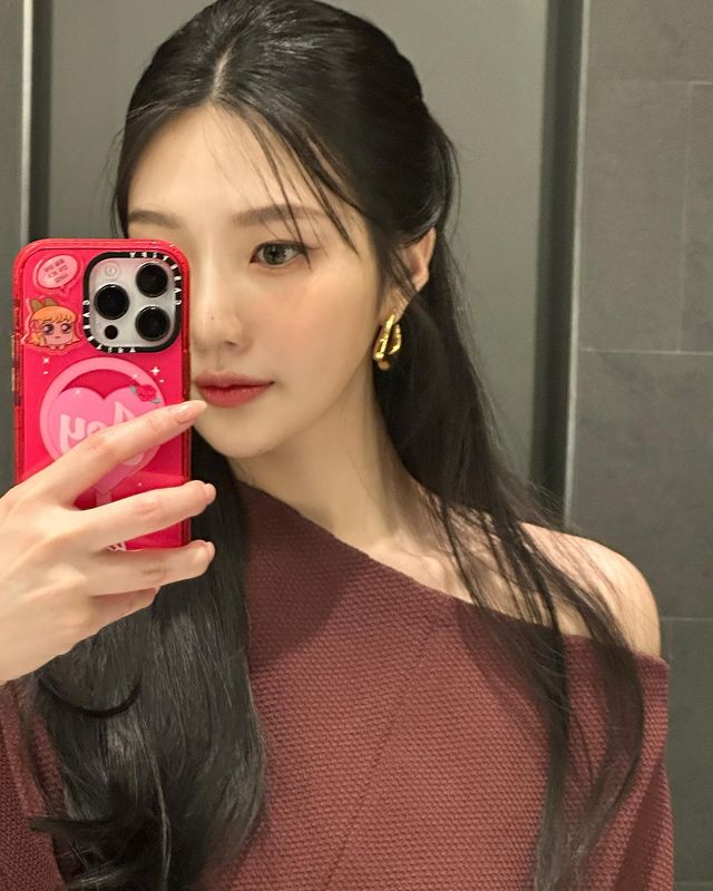 Red Velvet's Joy Shows Her Mirror Selfie Game In A Brown Outfit, See Pics 776346