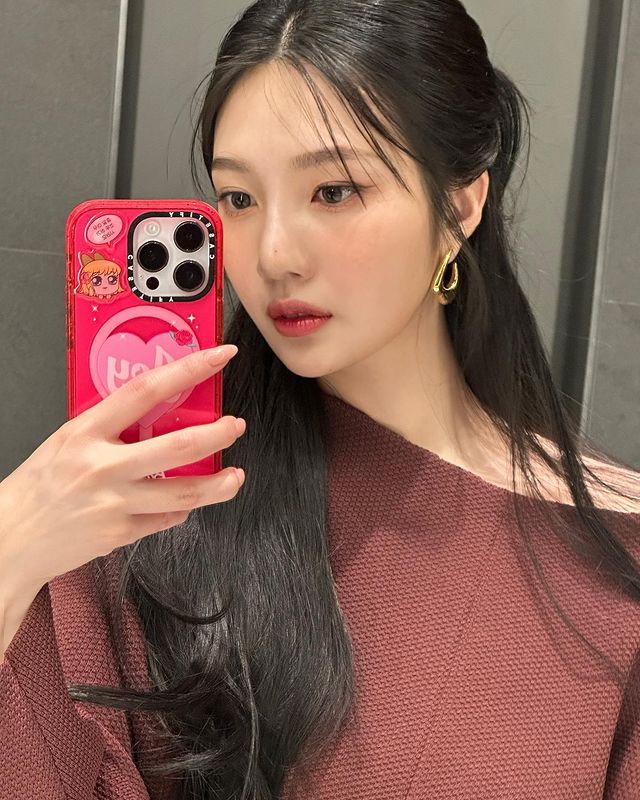 Red Velvet's Joy Shows Her Mirror Selfie Game In A Brown Outfit, See Pics 776343