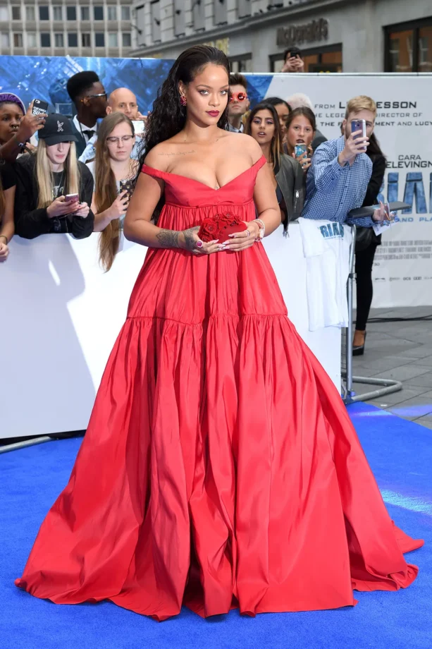 Rihanna VS Scarlett Johansson: Whose Off-Shoulder Dress Makes Fans' Jaws Drop? 765882