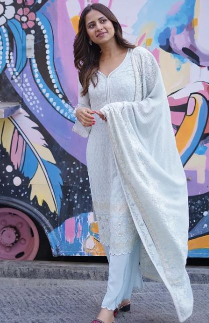 Sargun Mehta Gets To Be A Beauty In White; Husband Ravi Dubey Sends Her Hearts 765599