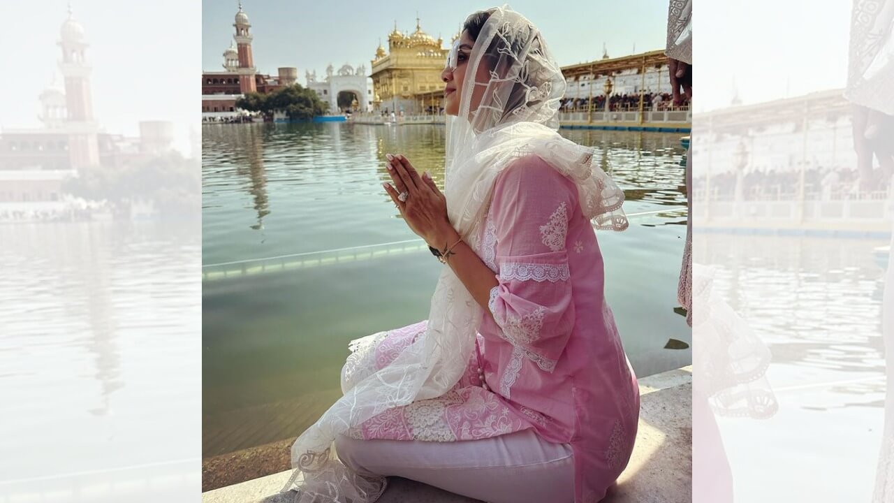 Shilpa Shetty prays at Golden Temple in Amritsar, see pics | IWMBuzz