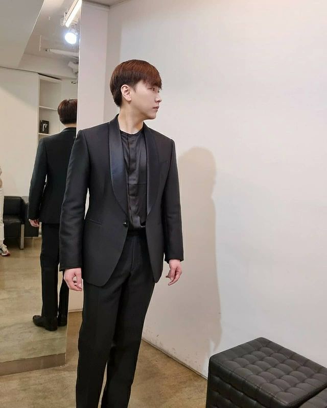 Super Junior member Lee Sungmin’s classic suit looks, see pics 772495