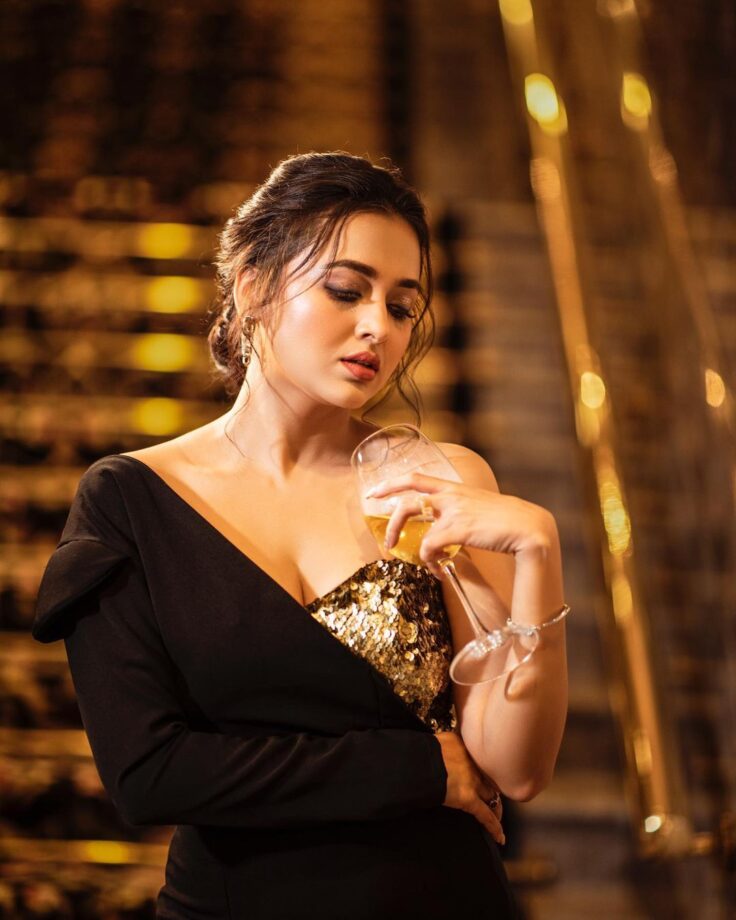 5 Times Tejasswi Prakash Taught To Ooze Oomph In Thigh High Slit Gowns 784466