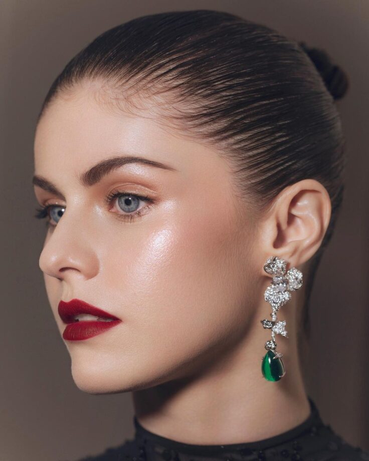 Alexandra Daddario: Here's A Collection Of Hollywood Actress' Earrings; Check Out! 788487