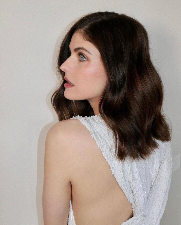 Alexandra Daddario Sets Internet Ablaze With Her Backless White Outfit 786156