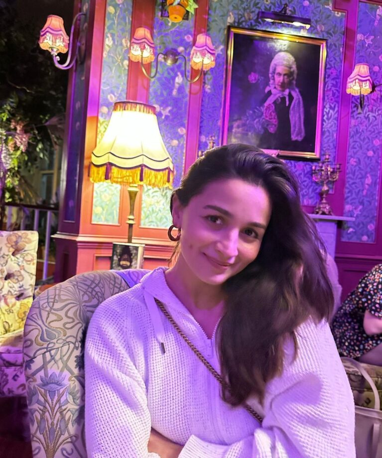 Alia Bhatt Shared A Picture Series Of Herself From London Vacation; Rhea Kapoor Loved It! 790238