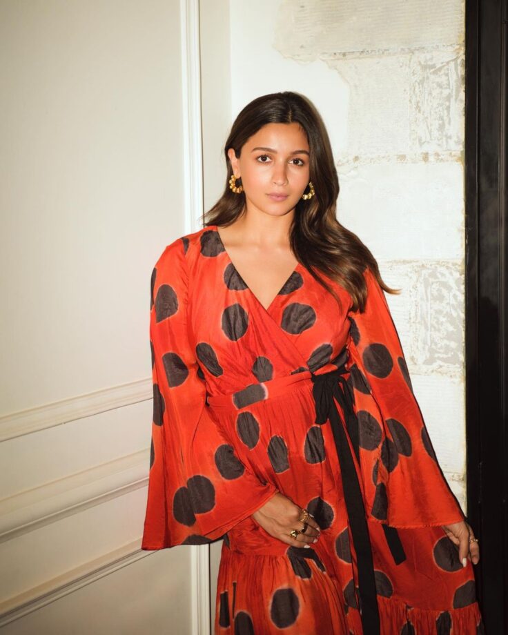 Alia Bhatt Shows Her Sartorial Style In V-Neck Outfits 781069